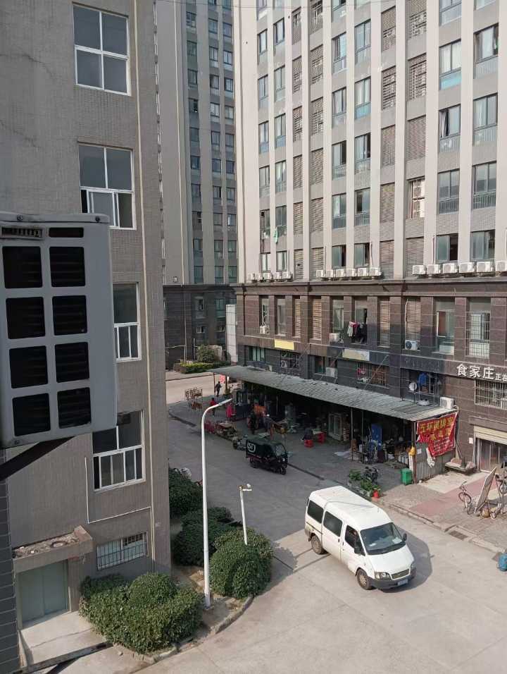 武汉明妮服饰:招车工30名 大烫3名 尾检3名 货源稳定工资好结