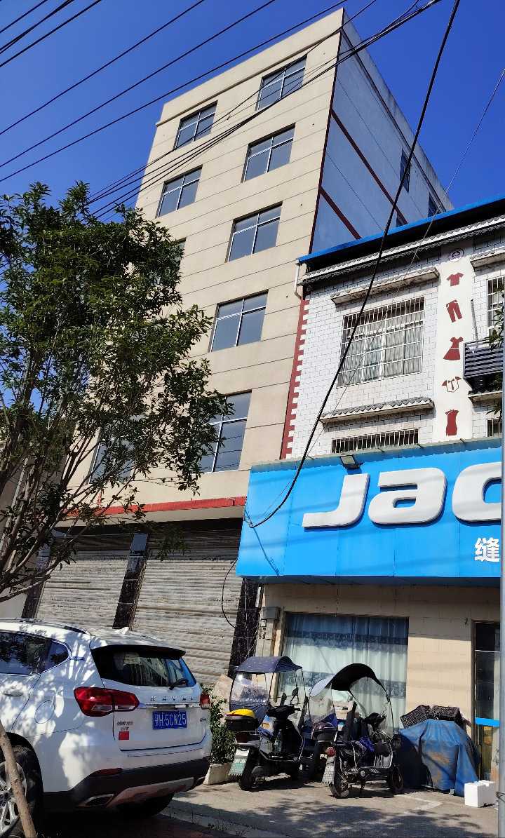 出租房屋，共6层 加油站旁边 可整租分租 一二层能做厂房，三四五六可做宿舍