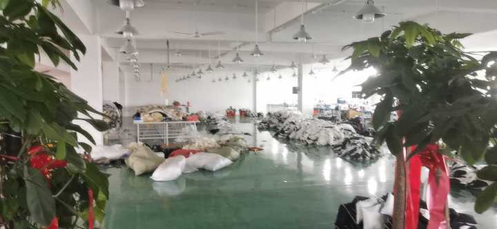 仙桃沐莀服饰招: 车位30名 厂长 组长 尾查 付工 清洁阿姨，欢迎考察